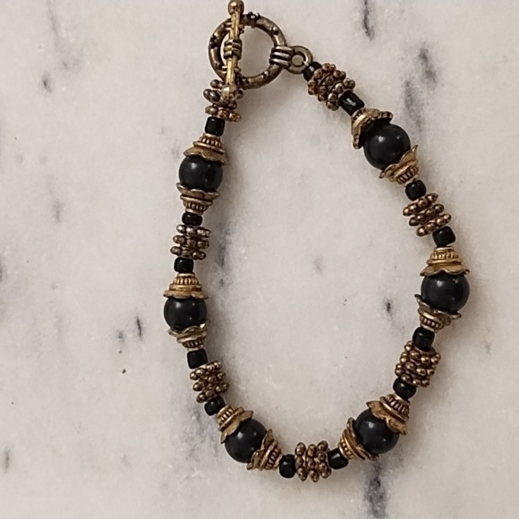 Vintage Bracelet Metal Brass Tone & Black Stone Beads - Picture 1 of 8